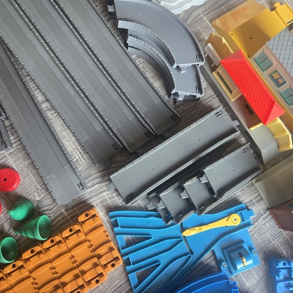 Thomas And Friends Motorized 2006 Tomy Thomas Giant Set Lot Parts Buildings - Picture 16 of 16